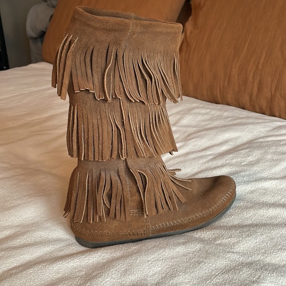 Minnetonka fringe boots - size 7 - Picture 4 of 7